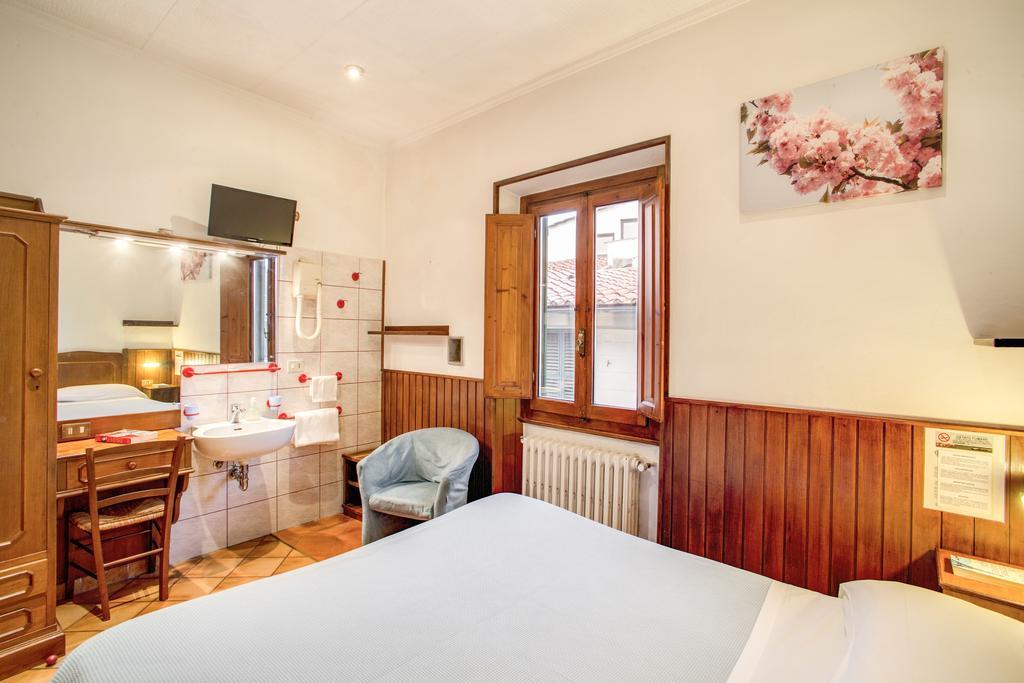 Camera Matrimoniale/Doppia con Letti Singoli con Bagno in Comune